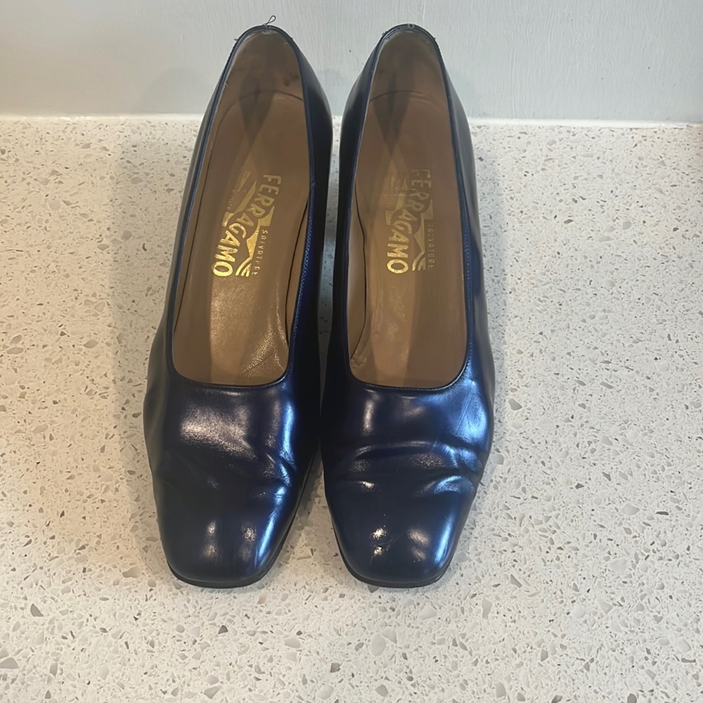 VINTAGE Salvatore Ferragamo Navy Pumps